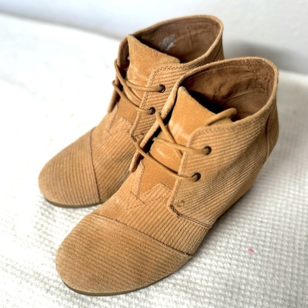 Tom’s corduroy wedge lace up tan bootie, women’s 8, EUC